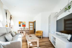 una sala de estar con un sofá y una mesa en La Rucha, en Bueu