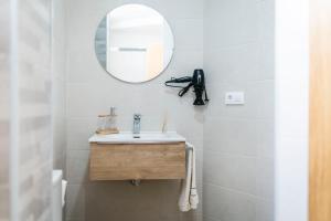 un baño con lavabo y espejo en La Rucha, en Bueu 50 fotos más