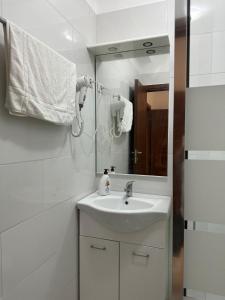 罗马TERMINI ROMA CENTRo的一间白色浴室，配有洗手池和镜子。