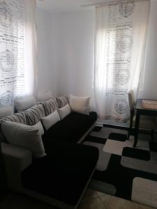 un soggiorno con un divano e una finestra di Guest House Plovdiv a Plovdiv