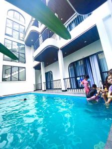 a group of children playing in a swimming pool at Phố Cổ Homestay in Ninh Binh