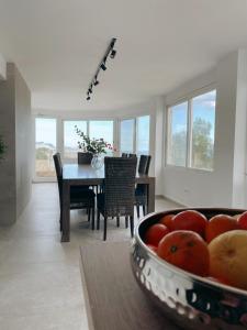 a kitchen and dining room with a bowl of fruit at Casa Montebello in Cautivador