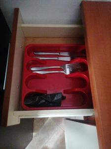 un cassetto con alcuni utensili in una scatola di Guest House Plovdiv a Plovdiv