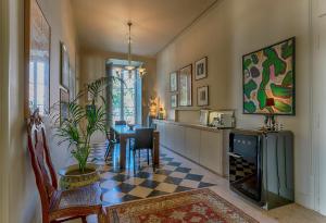 a living room with a table and a kitchen at Verride Palácio Santa Catarina in Lisbon