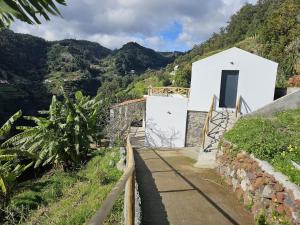 een trap die naar een wit gebouw op een berg leidt bij Villa Júlia, Mountain retreat in Santa Cruz +13 foto's