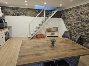 een keuken met een houten tafel en een trap bij Villa Júlia, Mountain retreat in Santa Cruz