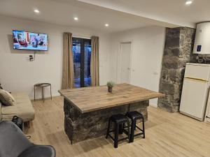 een keuken met een groot eiland in een woonkamer bij Villa Júlia, Mountain retreat in Santa Cruz