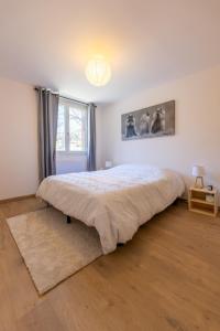 ein Schlafzimmer mit einem großen Bett in einem Zimmer in der Unterkunft T3 entièrement rénové, à 3 minutes des pistes in La Salle Les Alpes