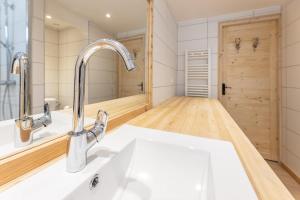 ein Badezimmer mit Waschbecken und Spiegel in der Unterkunft T3 entièrement rénové, à 3 minutes des pistes in La Salle Les Alpes