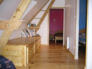 SamerにあるLes Collines Du Breuilの屋根裏部屋(木製のベンチ、階段付)