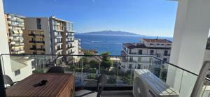 un balcon avec une table et une vue sur l'océan dans l'établissement SeaLuxe Residence, à Saranda