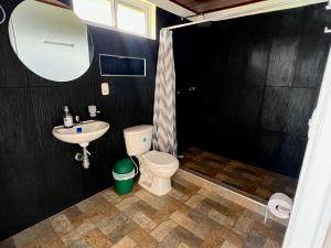 Ένα μπάνιο στο Hospedaje El Kinkajú Lodge