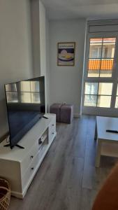 Μια τηλεόραση ή/και κέντρο ψυχαγωγίας στο Summer Malpica - calma junto al mar