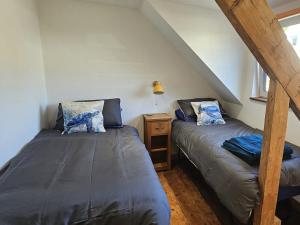 Postel nebo postele na pokoji v ubytování Awel Deg, Tresaith