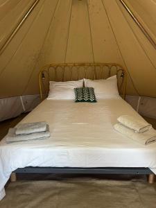 Postel nebo postele na pokoji v ubytování Tente Lodge avec Vue sur la Baie d'Ajaccio