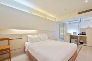 a bedroom with a large white bed and a kitchen at Metacity Bangkok in Bangkok +66 photos