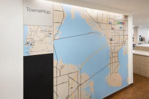 Un plano del piso de la sala de exposición con un mapa. en TownePlace Suites Tampa Westshore/Airport, en Tampa