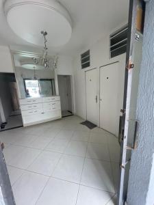 an empty room with white cabinets and a ceiling at Spazzio hostel in São José dos Campos