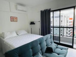 sypialnia z łóżkiem, kanapą i oknem w obiekcie Std Time Maceió w mieście Maceió +24 zdjęcia
