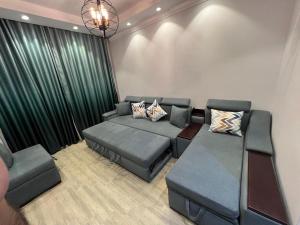 ein Wohnzimmer mit einer Couch und Stühlen und einem Kronleuchter in der Unterkunft porto golf marina in El-Alamein + 137 Fotos