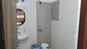Ένα μπάνιο στο Comfortable stay at heart of Bhopal INFRONT OF 90DEGREE FAMOUS BRIDGE +32 φωτογραφίες