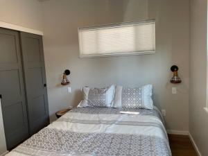 un lit dans une chambre avec une fenêtre et un lit sidx sidx sidx dans l'établissement Cozy Modern Cottage, à Ashland