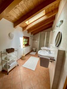 a bathroom with a sink and a mirror at Maiwand in Flintsbach am Inn