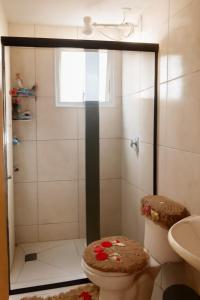 a bathroom with a shower with a toilet and a sink at Excelente Apartamento Inteiro Valparaíso 2 Quartos in Valparaíso de Goiás +11 photos