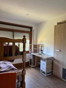 Postel nebo postele na pokoji v ubytování House with ocean and mountain views + 20 fotografií