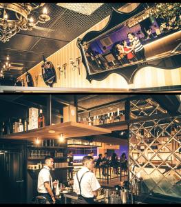 Ο χώρος του lounge ή του μπαρ στο Real Hotel Ica