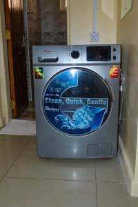 een wasmachine in een kamer bij Kings Square Tebiz Haven in Eldoret +3 foto's