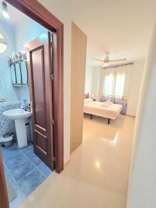 ein Badezimmer mit Toilette, Waschbecken und Badewanne in der Unterkunft Brisa MarinaTerraza Vistas a la Isla Free PARKING in Carboneras