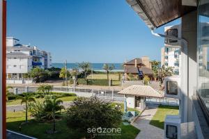 ein Blick auf das Meer vom Balkon eines Gebäudes in der Unterkunft Condomínio bem localizado a 100m da Praia - CSC in Florianópolis