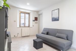 un soggiorno con un divano e una TV di La Corte Rurale con jacuzzi a Lucca