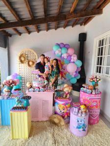 eine Gruppe von Menschen steht vor einer Geburtstagsfeier in der Unterkunft Recanto De Eli in Brasilia + 33 Fotos