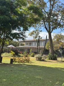 ein großes Gebäude inmitten eines Parks in der Unterkunft Recanto De Eli in Brasilia