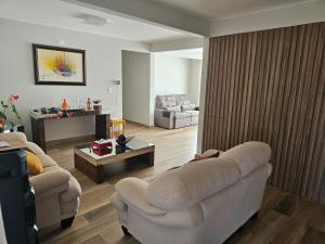 ein Wohnzimmer mit zwei Sofas und einem Tisch in der Unterkunft Recanto De Eli in Brasilia