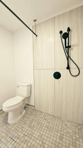 un bagno con wc e doccia di Waena Inn Unit 2 Newly Renovated Maui Private Suite a Wailuku