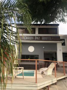 un edificio con un cartello che recita "ospedale Caritas Park" di Carlos Paz Hostel Lodge a Villa Carlos Paz