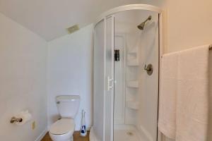une salle de bain blanche avec douche et toilettes dans l'établissement Saguaro House, à Apache Junction 4 autres photos