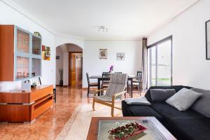 a living room with a couch and a table at Villa Car&Melo in Nazaret