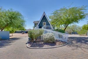 une maison bleue avec une clôture blanche devant elle dans l'établissement Cholla, à Apache Junction