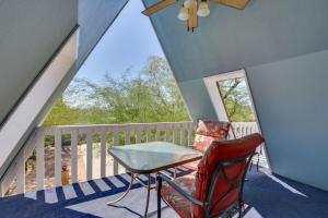 Cette chambre dispose d'un balcon avec une table et une chaise. dans l'établissement Cholla, à Apache Junction