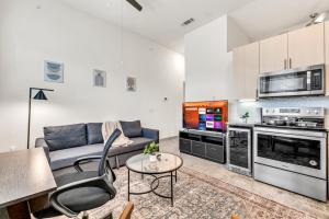 Dapur atau dapur kecil di Bright and Breezy Studio