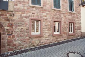 a brick building with four windows on it at Landers Ferienwohnung in Sankt Martin