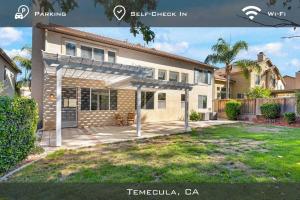 una foto de una casa con garaje en Spacious Extended Stay Temecula, en Temecula
