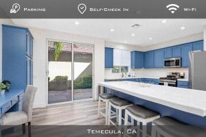 una cocina con armarios azules y una gran isla de cocina en Spacious Extended Stay Temecula, en Temecula