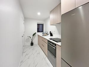 Η κουζίνα ή μικρή κουζίνα στο Bright Studio with Balcony on Bath Street