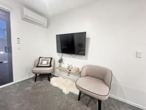 Μια τηλεόραση ή/και κέντρο ψυχαγωγίας στο Bright Studio with Balcony on Bath Street