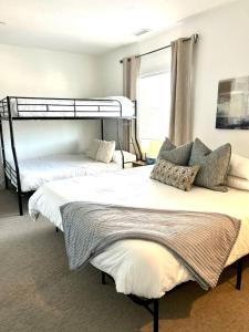 Postel nebo postele na pokoji v ubytování Beehive Escape -Salt Lake City